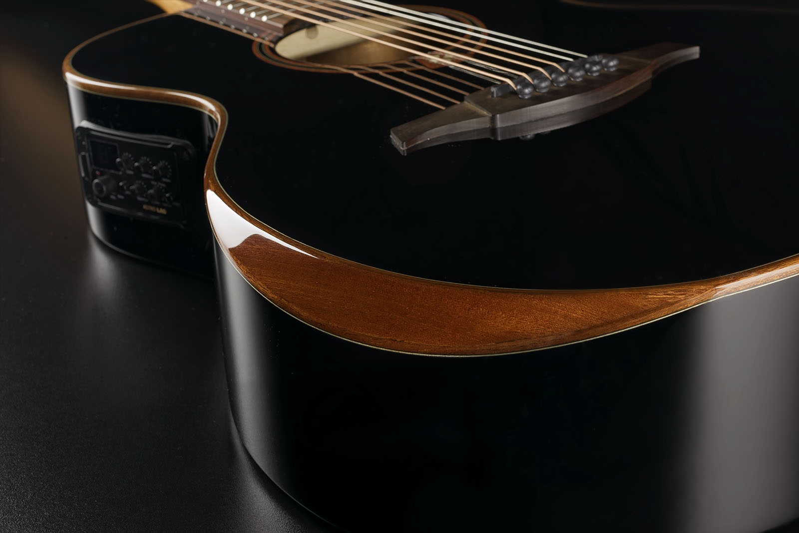 Auditorium Bevel Cutaway Electro Black