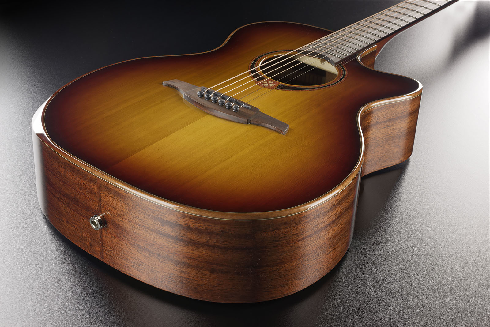 Auditorium Bevel Cutaway Electro Brown Shadow